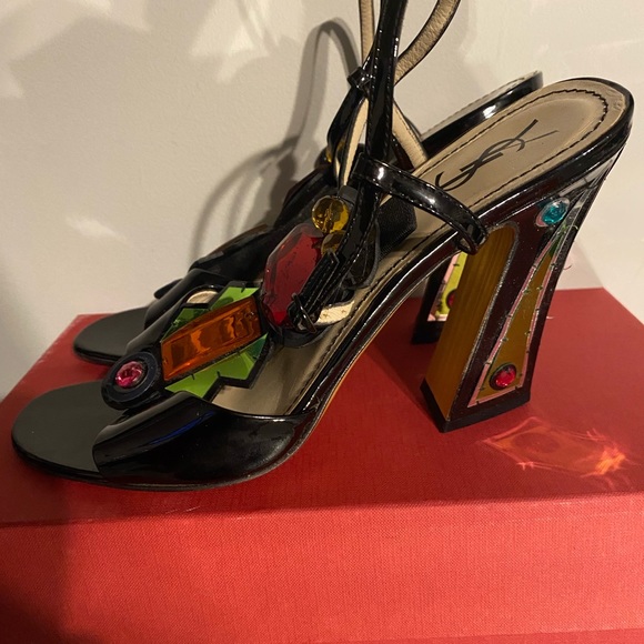 Vintage YSL Patent Leather Jeweled T strap sandals in a size 41. - Picture 5 of 12